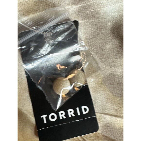 Torrid NWT Satin V Neck Cami Camisole Adjustable straps Buttons Sz 0 (L) - Picture 8 of 11